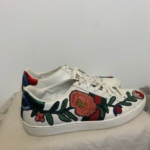 Authentic Gucci Shoes w embroidered flower